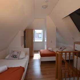 Apartment for rent for €3,000 per month in Stuttgart, Terrotstraße