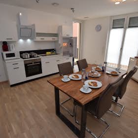 Apartment for rent for €3,000 per month in Kornwestheim, Salamanderplatz