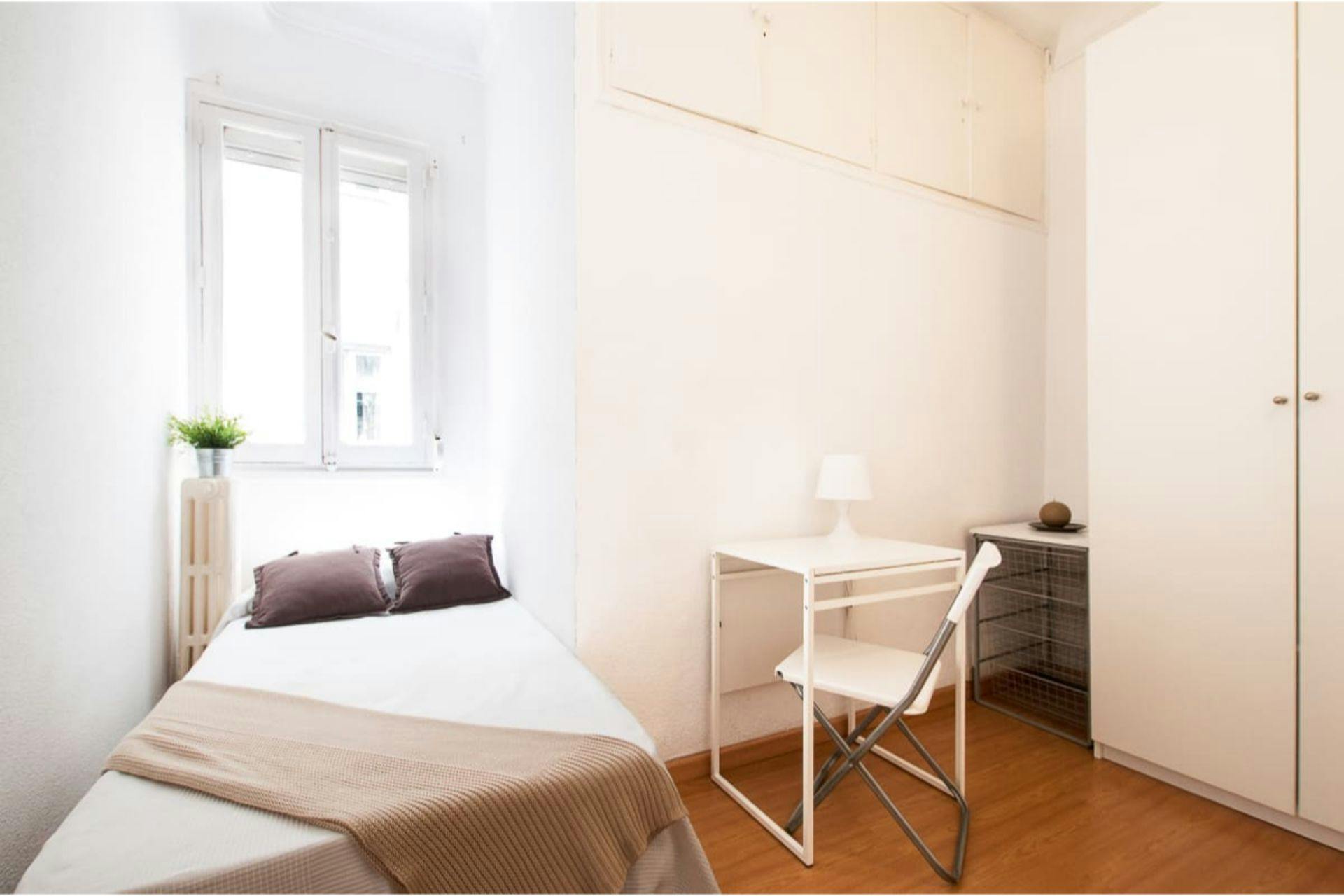 Chambre privée à louer pour 610 €/mois à Madrid, Calle de Montesa