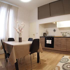 Apartment for rent for €2,400 per month in Bologna, Via Giuseppe Bentivogli
