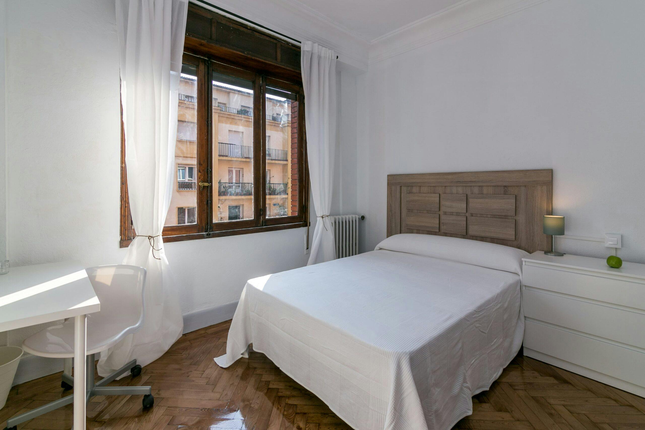 Private room for rent for €425 per month in Oviedo, Calle Asturias