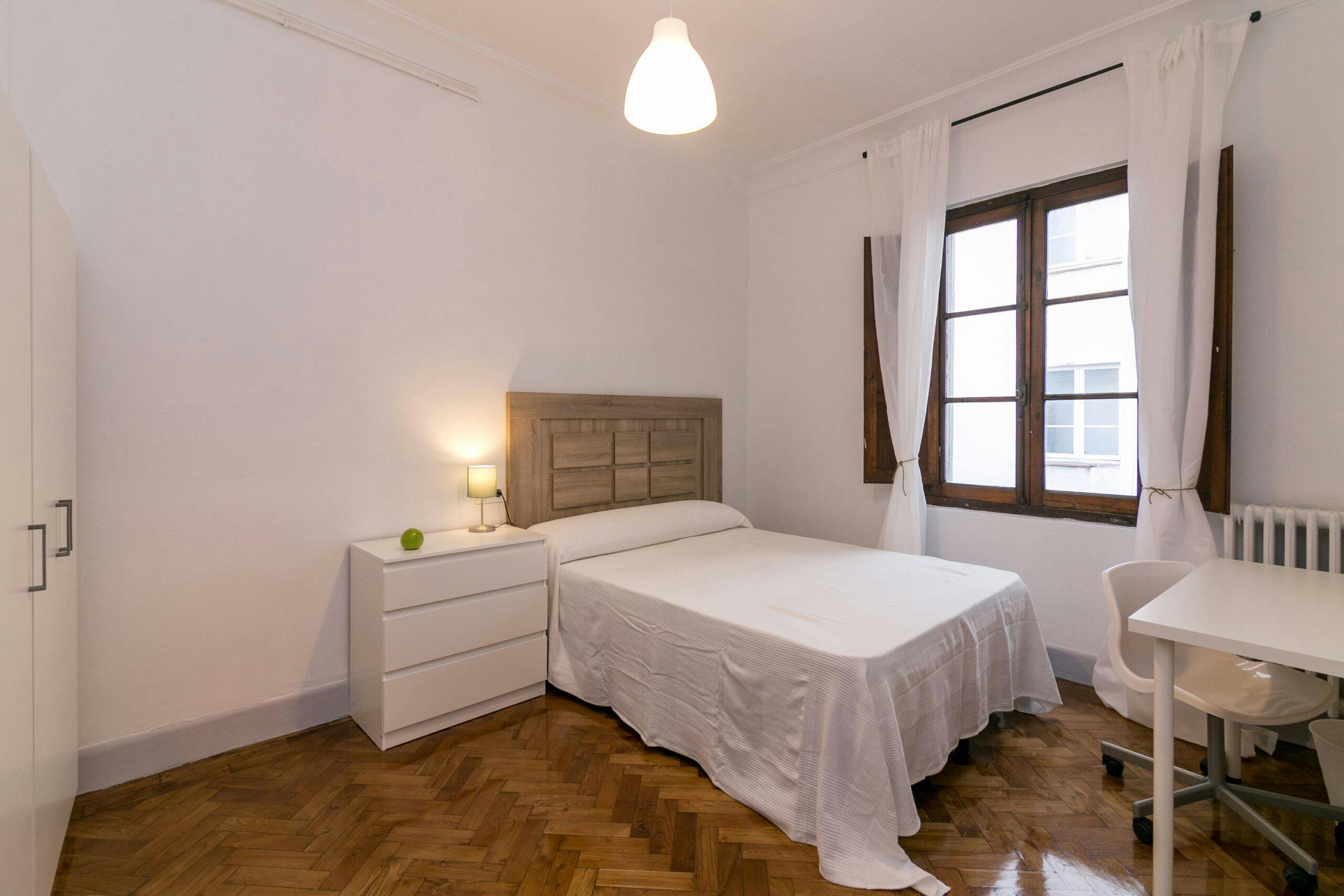 Private room for rent for €405 per month in Oviedo, Calle Asturias