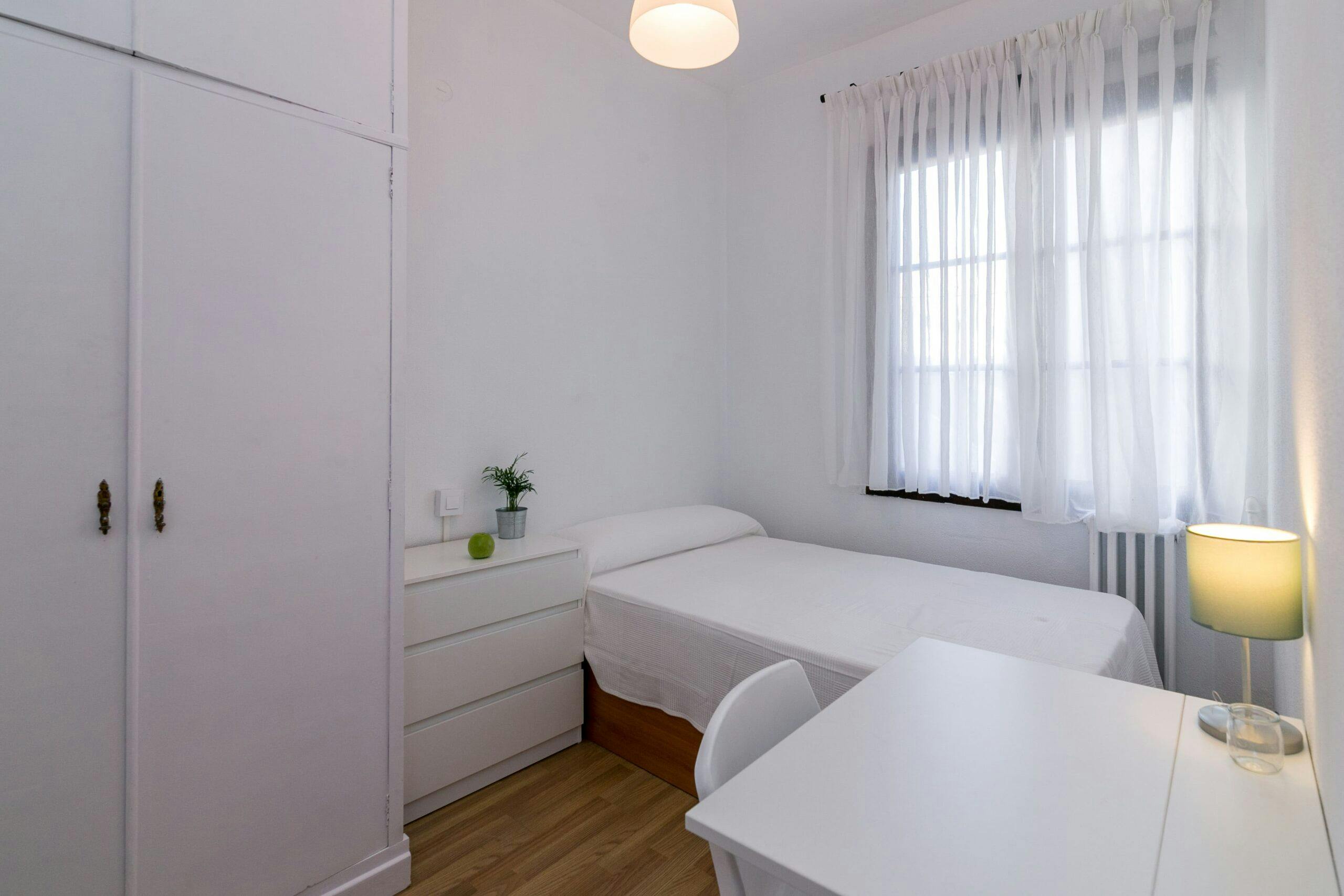 Private room for rent for €325 per month in Oviedo, Calle Asturias