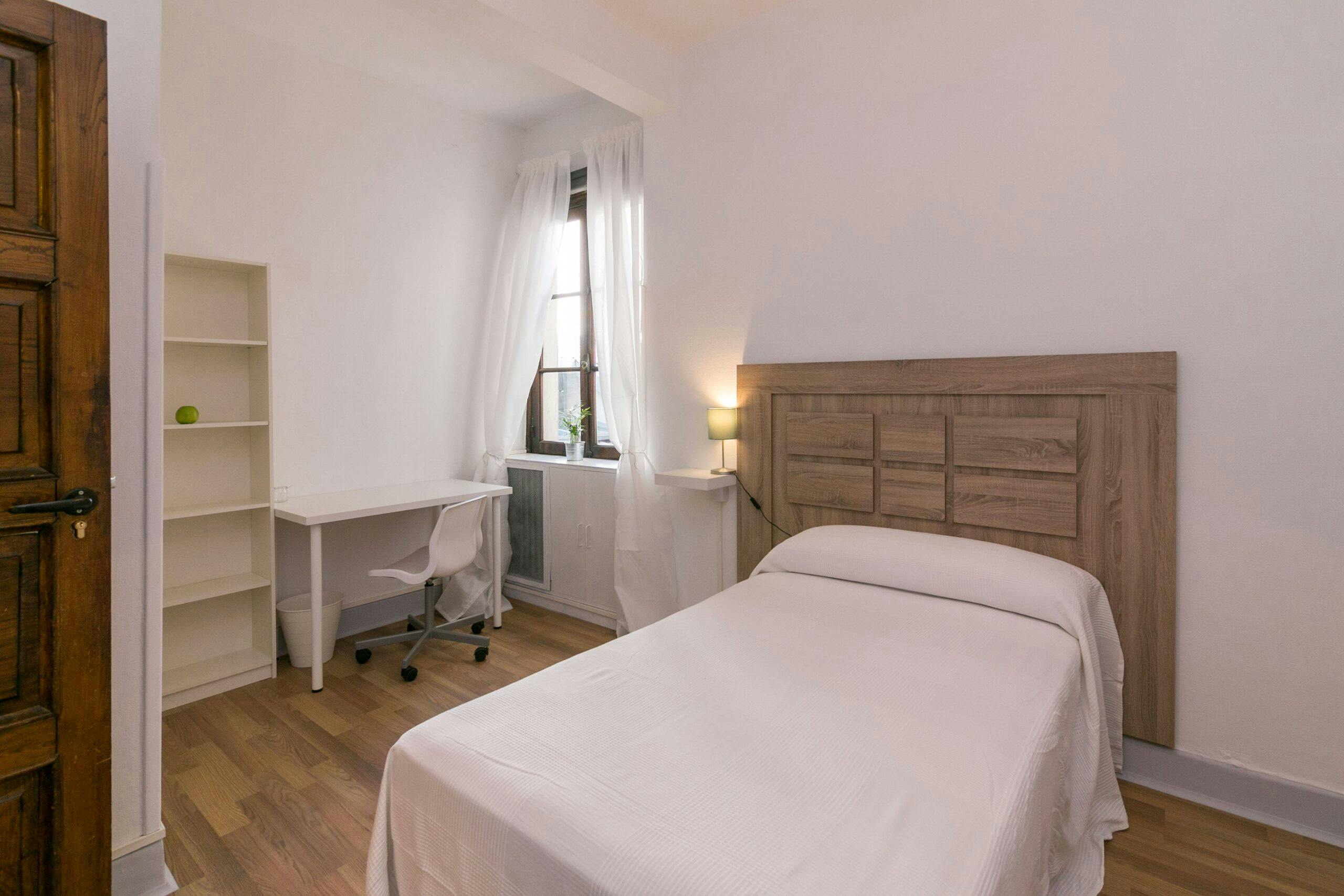 Private room for rent for €390 per month in Oviedo, Calle Asturias