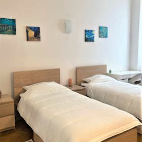Apartment for rent for €2,150 per month in Milan, Via Antonio Stradivari