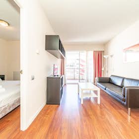 Apartment for rent for €1,400 per month in Madrid, Calle de Mauricio Legendre