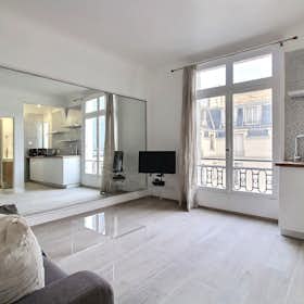Studio for rent for €1,484 per month in Paris, Avenue des Champs-Élysées