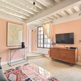 Studio for rent for €2,014 per month in Paris, Rue Saint-Louis-en-l'Île