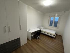 Privé kamer te huur voor € 650 per maand in Milan, Via Enrico De Nicola