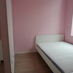 Private room for rent for €625 per month in Etterbeek, Chaussée Saint-Pierre