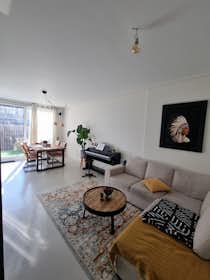 Apartment for rent for €1,280 per month in Rotterdam, De Quackstraat