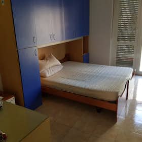 Отдельная комната сдается в аренду за 760 € в месяц в Milan, Via Monte Popera