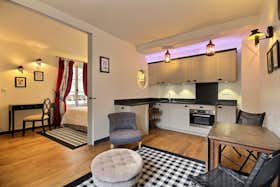 Apartment for rent for €1,823 per month in Paris, Rue de Seine
