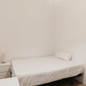 Private room for rent for €684 per month in Barcelona, Avinguda Diagonal