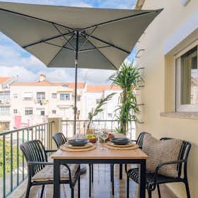 Apartment for rent for €4,077 per month in Lisbon, Rua Acácio de Paiva