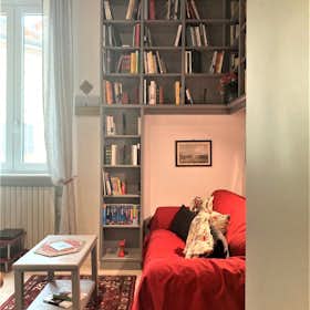 Studio for rent for €1,300 per month in Milan, Viale Sabotino