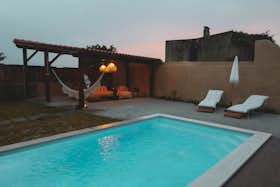 Casa para alugar por € 1.640 por mês em Nazaré, Largo da Fonte