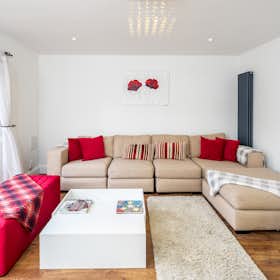 Apartment for rent for £3,100 per month in London, Northcroft Road