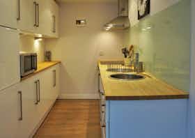 Apartment for rent for £1,996 per month in Leeds, Cross York Street