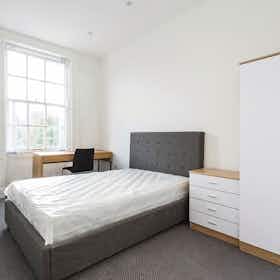Apartment for rent for £2,500 per month in Leeds, Blenheim Terrace