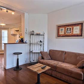 Apartment for rent for €1,644 per month in Paris, Rue Montmartre
