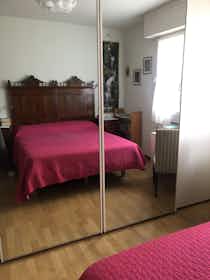 私人房间 正在以 €400 的月租出租，其位于 Parma, Via Bologna