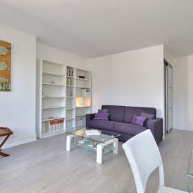 Apartment for rent for €2,108 per month in Paris, Boulevard de Grenelle