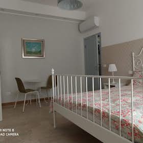 Appartement te huur voor € 6.000 per maand in Senigallia, Via Gioacchino Antonio Rossini