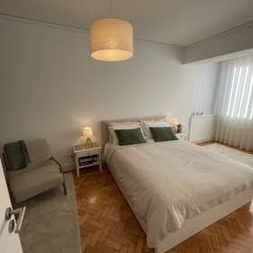 Apartment for rent for €1,590 per month in Lisbon, Avenida General Roçadas