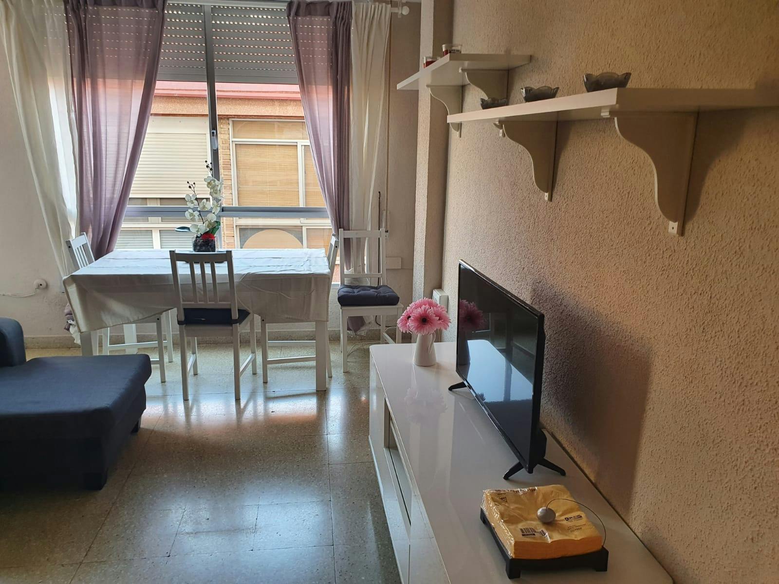 Building for rent for €850 per month in Murcia, Calle Herradura