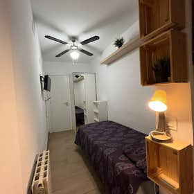 Private room for rent for €395 per month in Madrid, Calle de Sánchez Barcáiztegui