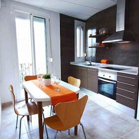 Appartement te huur voor € 2.000 per maand in Barcelona, Rambla de Badal