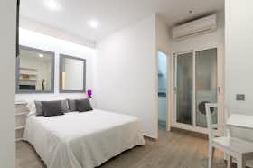 单间公寓 正在以 €1,000 的月租出租，其位于 Barcelona, Carrer del Portal Nou