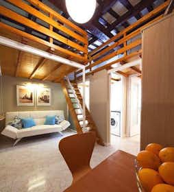 单间公寓 正在以 €1,700 的月租出租，其位于 Barcelona, Carrer del Portal Nou