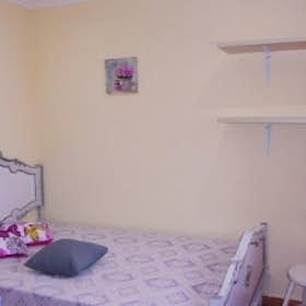 Apartment for rent for €1,050 per month in Lisbon, Calçada da Quintinha