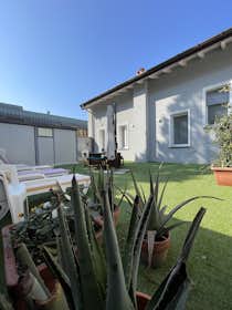 House for rent for €3,500 per month in Varese, Viale Milano