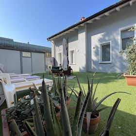 Дом сдается в аренду за 3 500 € в месяц в Varese, Viale Milano