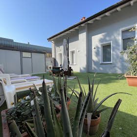 House for rent for €3,500 per month in Varese, Viale Milano
