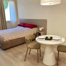 Квартира сдается в аренду за 1 800 € в месяц в Padova, Via del Santo