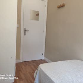 Private room for rent for €300 per month in Madrid, Calle Arroyo del Olivar