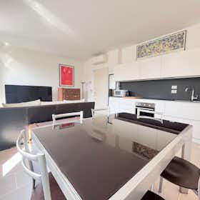 Studio for rent for €1,200 per month in Milan, Viale Umbria