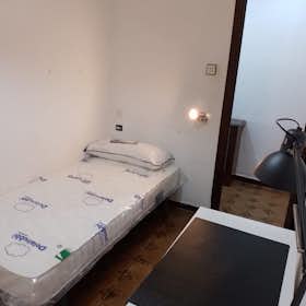 Private room for rent for €275 per month in Valencia, Avinguda de Pérez Galdós