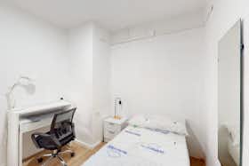 私人房间 正在以 €205 的月租出租，其位于 Castelló de la Plana, Carrer Mestre Vives
