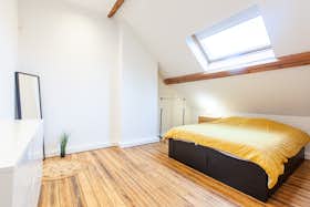 私人房间 正在以 €700 的月租出租，其位于 Woluwe-Saint-Lambert, Avenue Heydenberg