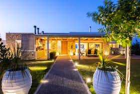 Дом сдается в аренду за 14 800 € в месяц в Irákleion, Santorinis
