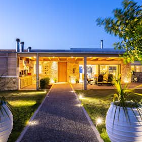Дом сдается в аренду за 14 800 € в месяц в Irákleion, Santorinis