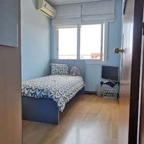 Private room for rent for €450 per month in El Prat de Llobregat, Carrer Narcís Monturiol
