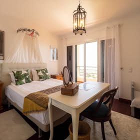 Дом сдается в аренду за 3 980 € в месяц в Funchal, Rua Pita da Silva