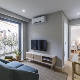 Apartment for rent for €1,250 per month in Porto, Calçada do Carregal