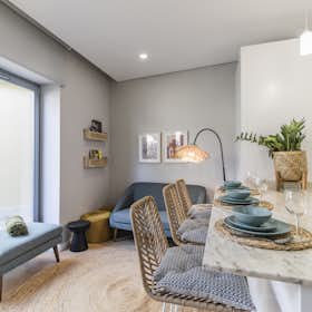 Appartement for rent for € 1.600 per month in Porto, Calçada do Carregal